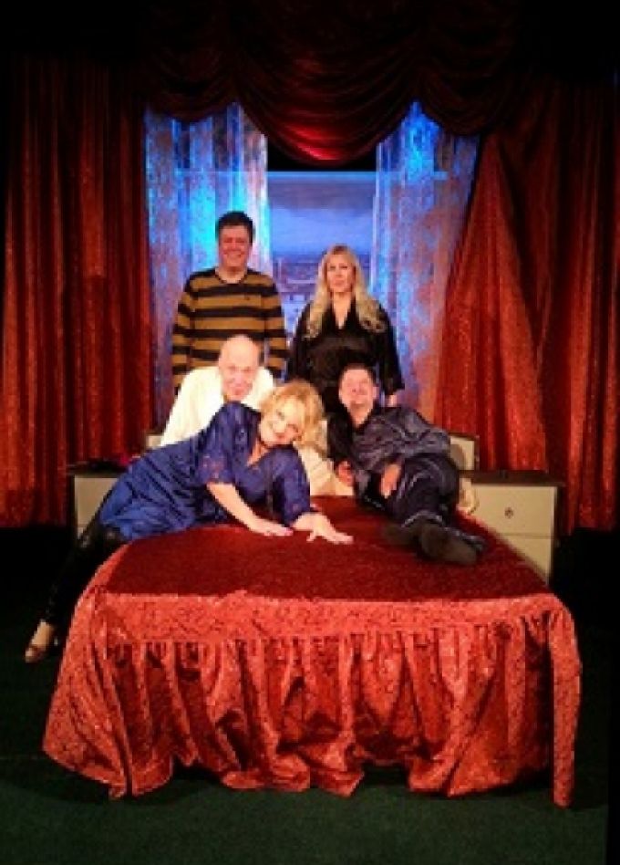 Он, она, шпион, балкон